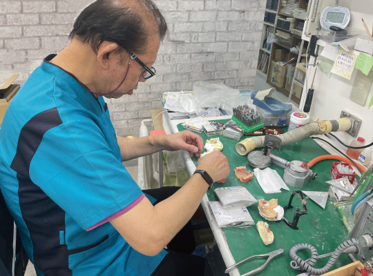 歯科技工士が補綴物を製作する様子